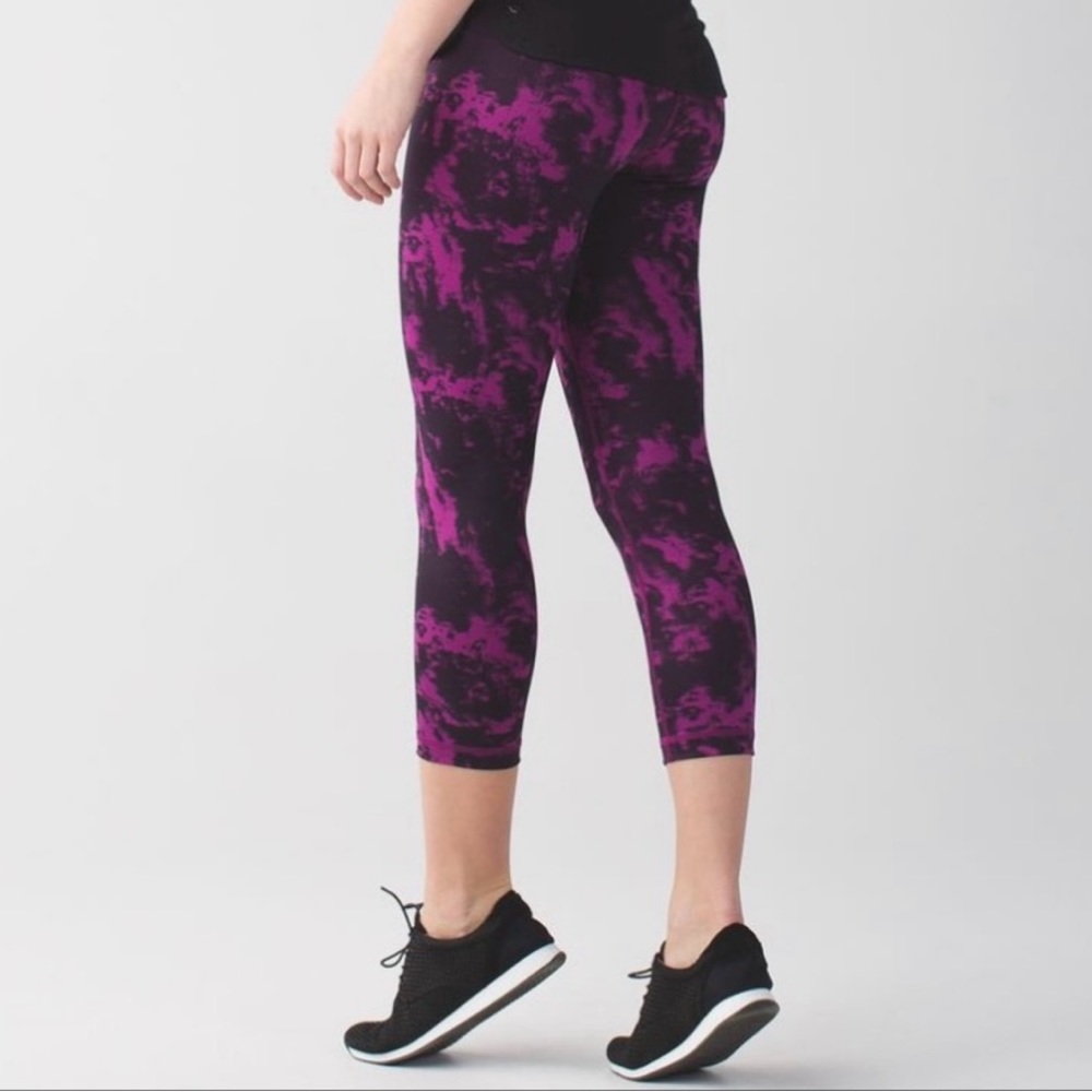 Lululemon Wunder Under High Rise Capri in Grapealicious Multi, Size 6